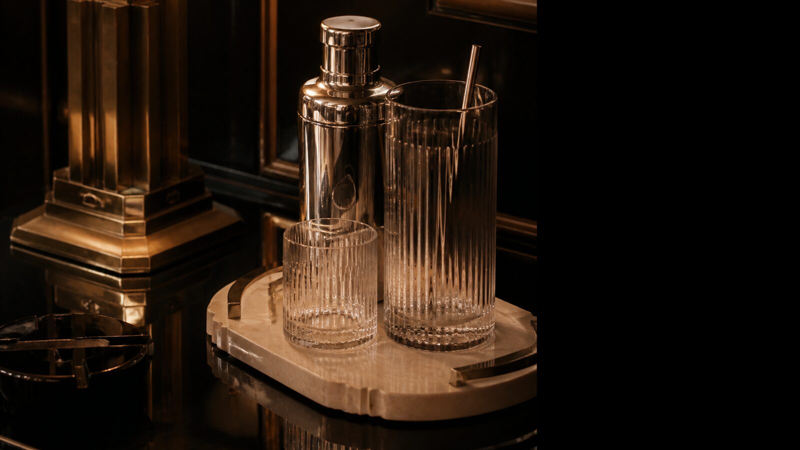 Art Deco aesthetic: Detail dossier scene