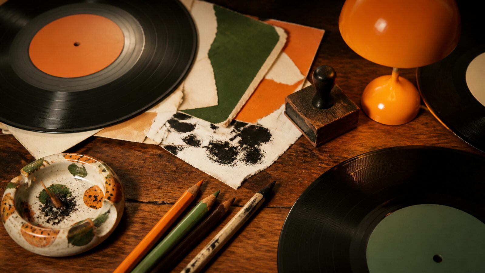 Indie Groovy aesthetic: Detail dossier scene