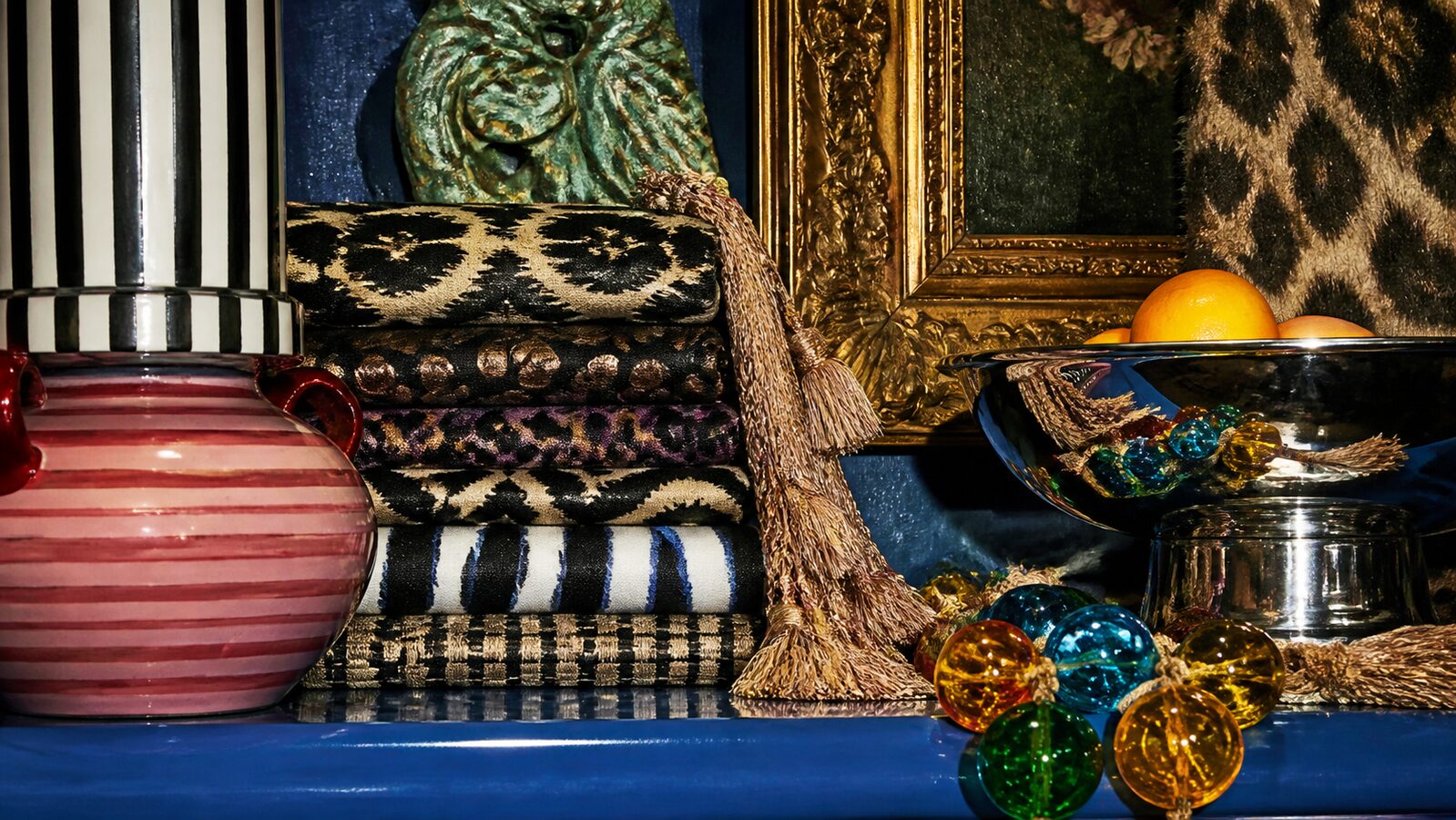 Maximalism aesthetic: Detail dossier scene