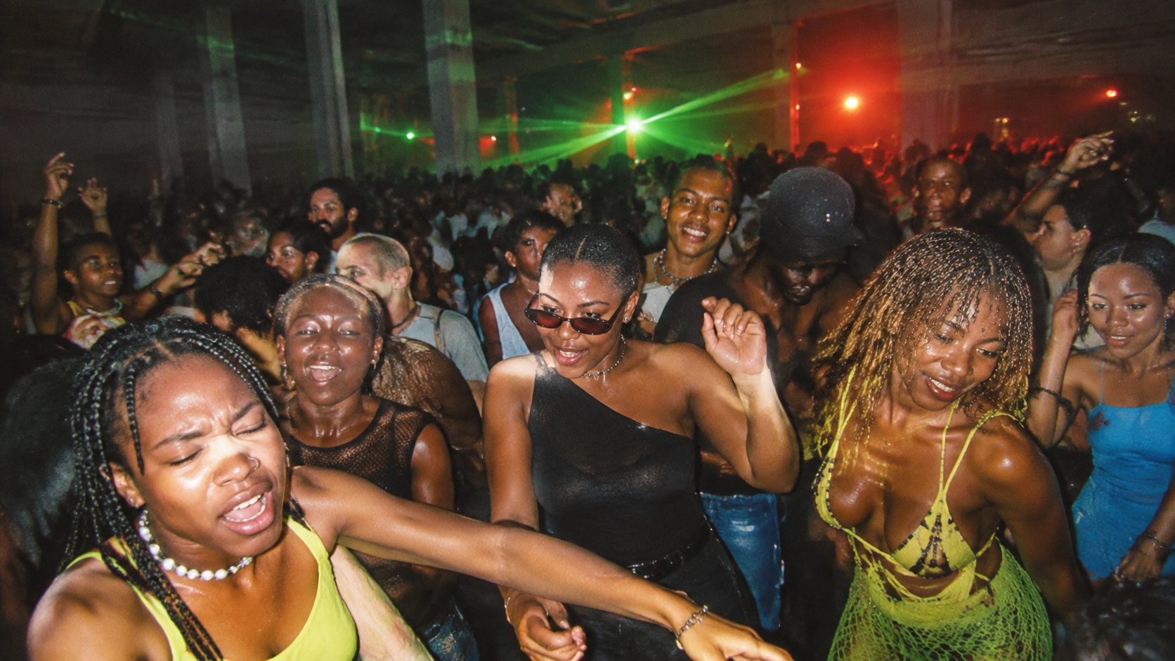 Rave aesthetic: Dancefloor dossier scene
